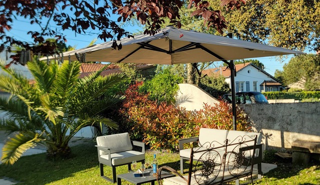 La Baule beach 1.5 km away. Bright house sleeps 9, enclosed garden