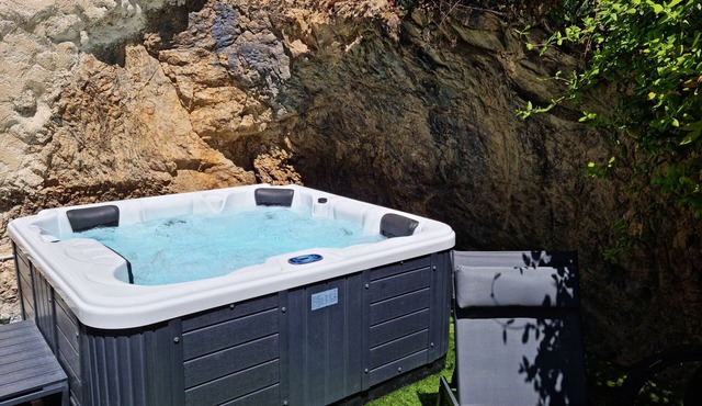 La Demeure des Glycines with Jacuzzi
