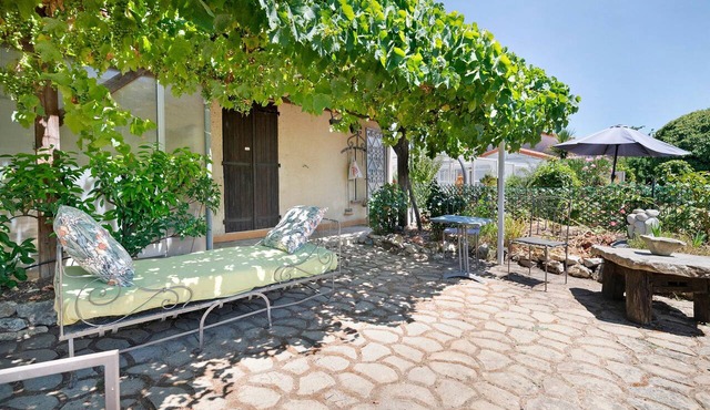 La Villa Vigneronne: Holiday Home with Private Pool, Wi-Fi & Air Conditioning