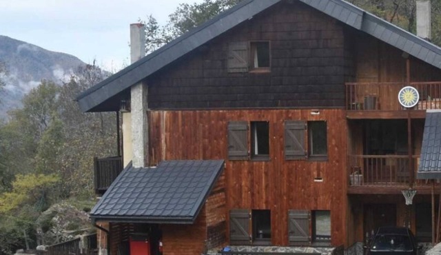 Large Chalet "Cœur des Pyrénées," Sleeps 25, with a spa and heated pool (30 degrees)