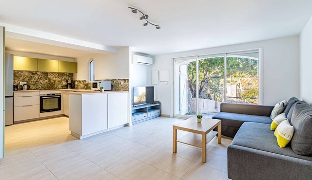Lower villa refurbished, air conditioning and terrace with sea view