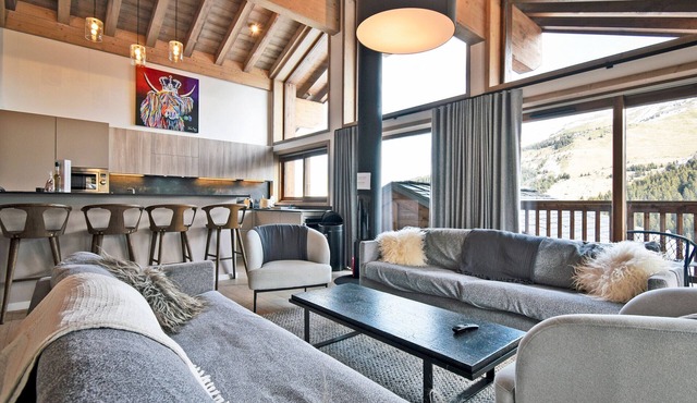 "Luxurious 4BR Apartment, Close to Slopes, with Concierge Service and Amenities"