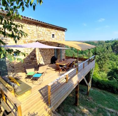 Magnanerie lovée dans la forêt, bordée par la rivière á 5 minutes du village