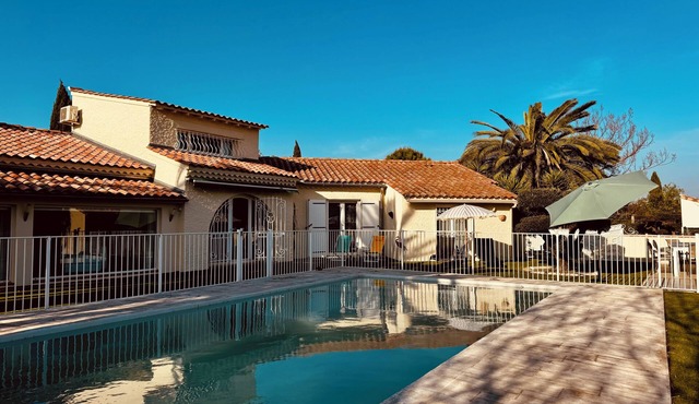 Magnificent villa with heated pool between Nîmes and the Mediterranean Sea