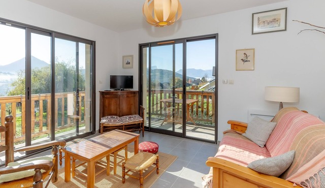 Maison de TAMO for 6 Guests with Mountain View, Private Garden, and Wi-Fi