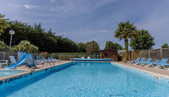 Mobile Home for 6 Guests with Shared Pool, Private Terrace, and Wi-Fi