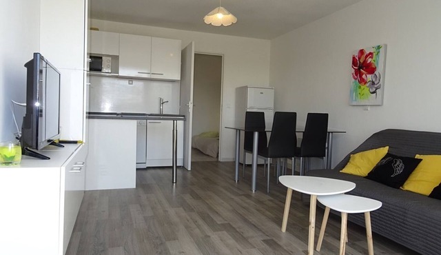 Modern 2-BR Apartment with A/C, Parking, Pool - Steps from Beach & Center