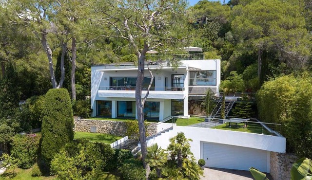 Modern 5 Bedrooms Villa on the sea