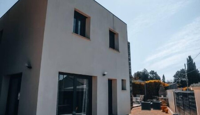 Modern villa with Jacuzzi near Avignon