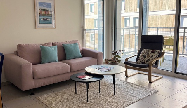 Near the Park: Cozy & new, indoor parking, & right next to the metro station in Lyon