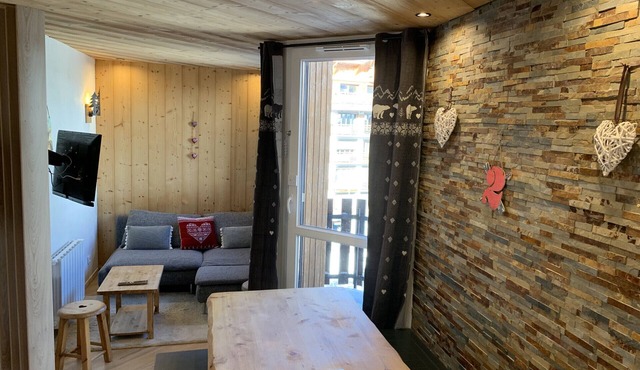 Nice apt on high floor with lift for 6 people