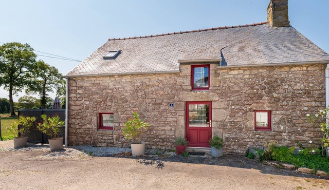 Non-air-conditioned country cottage near a farm