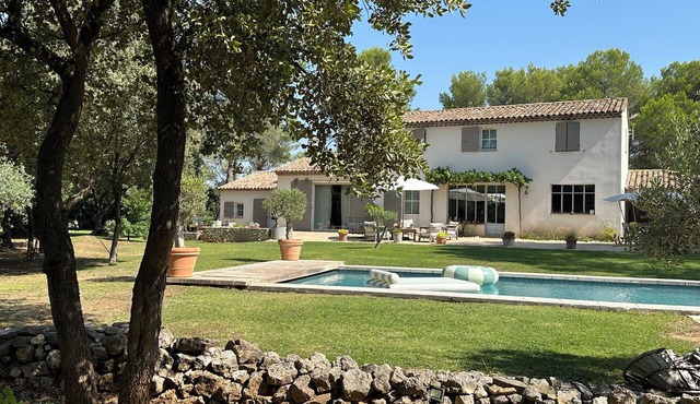 Provençal farmhouse in the pine forest