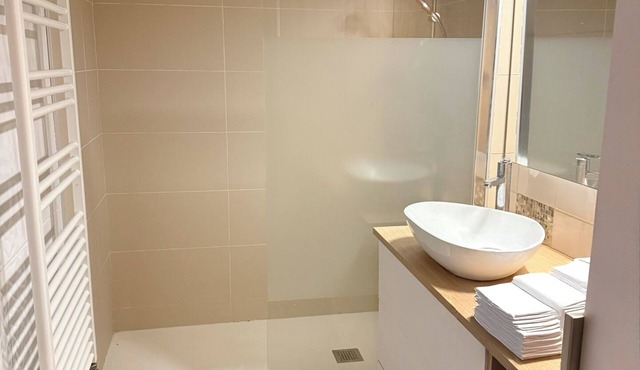 Quiet, comfortable, chic apartment in the center of town