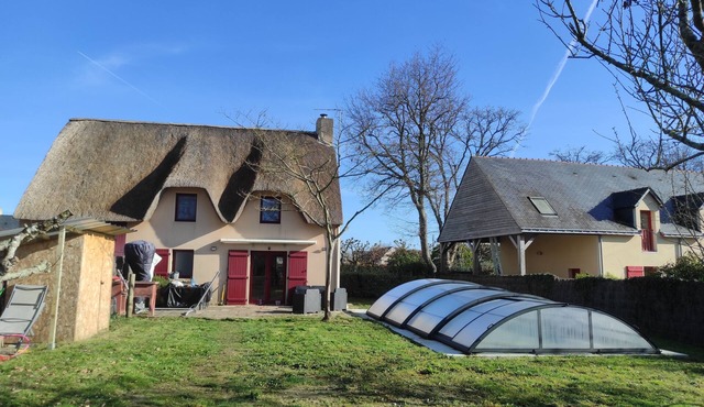 Quiet cottage with indoor pool in the Guérandaise countryside