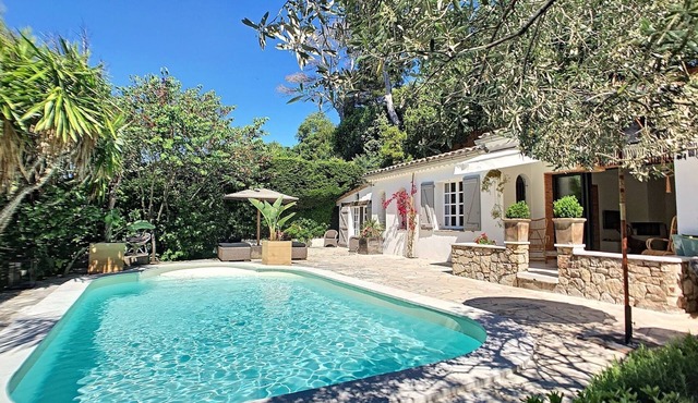 Quiet villa with swimming pool located in a private estate 900 m from the center