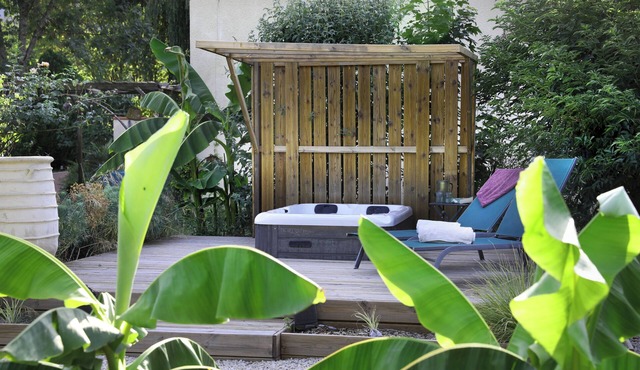 Refreshing vacation rental with a private hot tub in Douelle – peace and nature