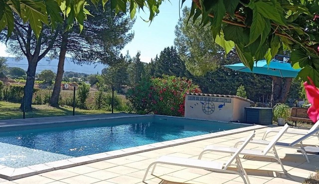 Renovated family villa in a peaceful setting in the heart of the Bandol vineyards.