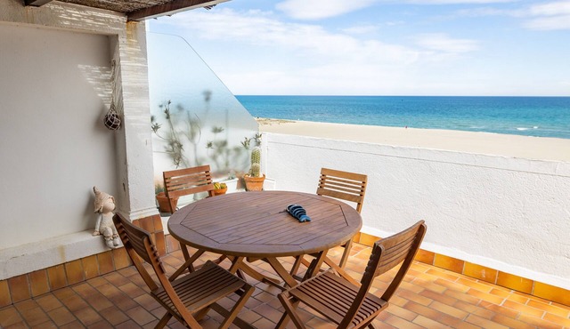 Rooftop Seafront Apartment with Sea View, Wi-Fi, and Air Conditioning