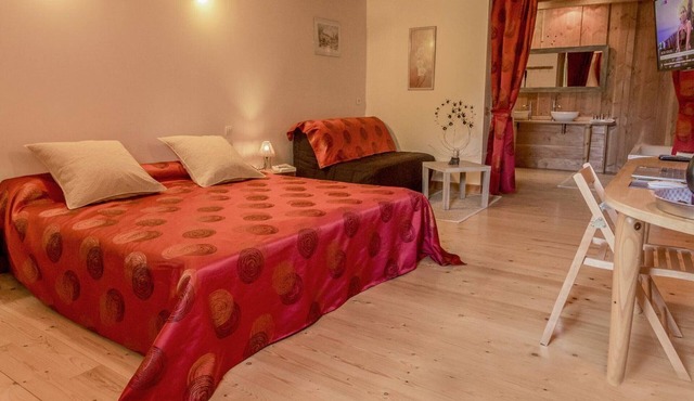 Ruby Room: Elegance and Comfort in the Heart of Nature in Le Clerjus