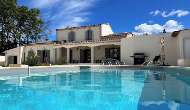 Séduisante Villa Provençale à L'isle sur Sorgue Dans le Quartier de St Antoine