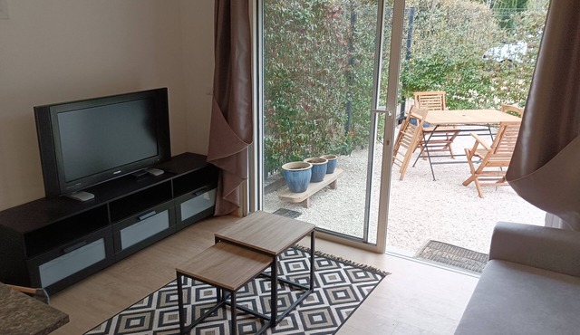 Self-contained apartment, located on the outskirts of Lodève. Axé above-ground pool