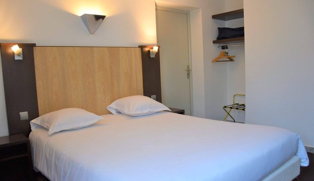 Serene Double Stay 1.2 mi to Masterful Musee Granet: Ideal for Fine Art Tours