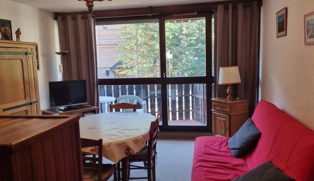 Ski-inski-out studio with balcony in Enchastrayes