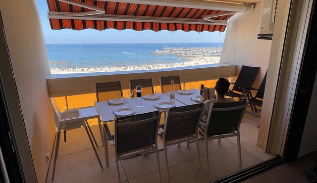 Spacious 2-bedroom seafront apartment with terrace, air conditioning and garage.