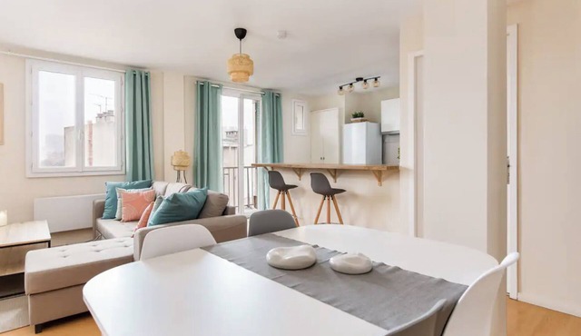 Spacious 2-bed, A/C, paid street parking, balcony, city centre, by the river