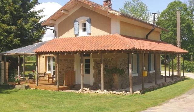 Spacious 2-Bedroom Rural Cottage with Large Private Garden