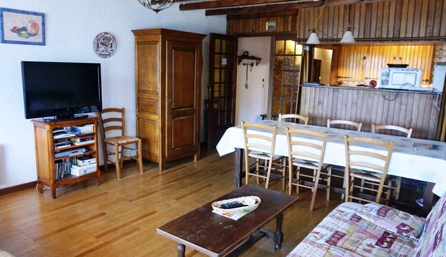 Spacious 3-room apt, sleeps 8 near slopes, garage included
