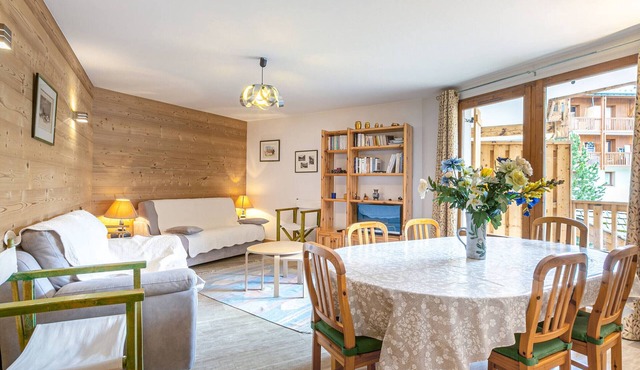 Spacious 3-Room Apartment with Balcony, Parking, and WiFi in Val-d'Isère