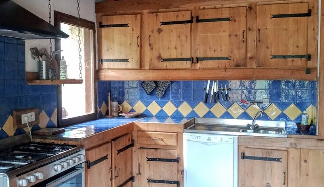 Spacious 6-room chalet with fireplace, BBQ, near slopes, private parking