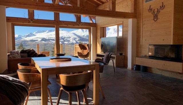 Spacious Renovated Chalet · Terrace · Sleeps 10 · Free Wifi