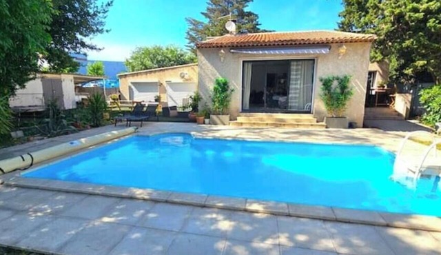 Spacious villa for 12 people with a pool, near Montpellier