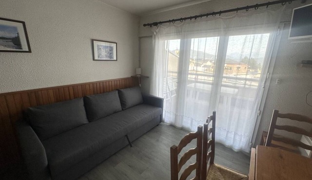 Studio cabin for 4, near slopes, balcony, elevator, central location