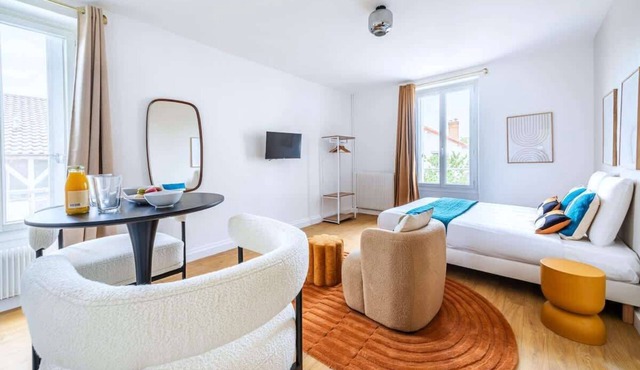 Studio chaleureux au coeur de ville Issy in Issy-les-Moulineaux
