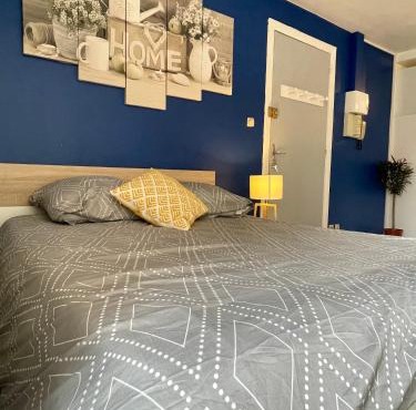 Studio Hyper-centre Moissac 30 m2 Calme Cour int vélos logement entier in Moissac
