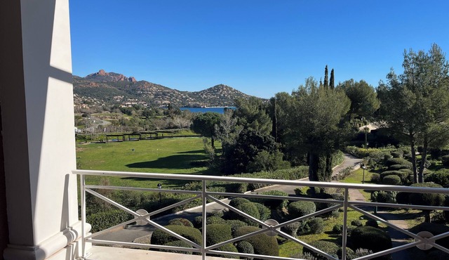 Studio with balcony, sea & golf view, swimming pool, parking-Hameau Cap Esterel in Saint-Raphaël