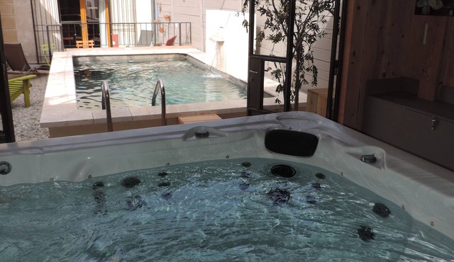 SWIMMING POOL and JACUZZI Gîte "Les chênes blancs" in PROVENCE
