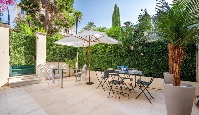 Very nice 2 bedroom, 2 bathroom apartment with terrace a few steps from the central Rue d'Antibes - 1783