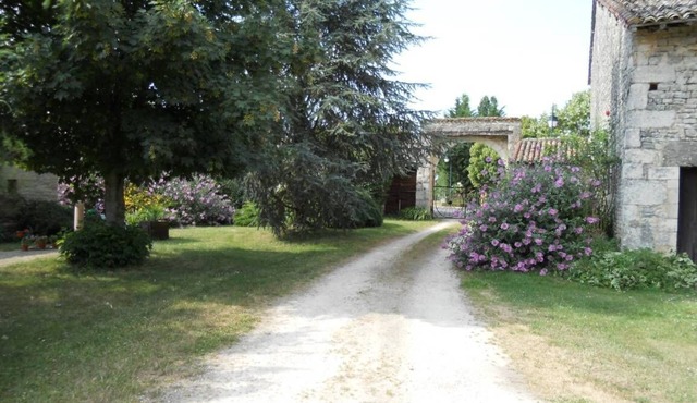 Very QUIET SINGLE-STORY VACATION RENTAL, 35 min from FUTUROSCOPE—SPECIAL OFFER from JULY 27 to AUGUST 31