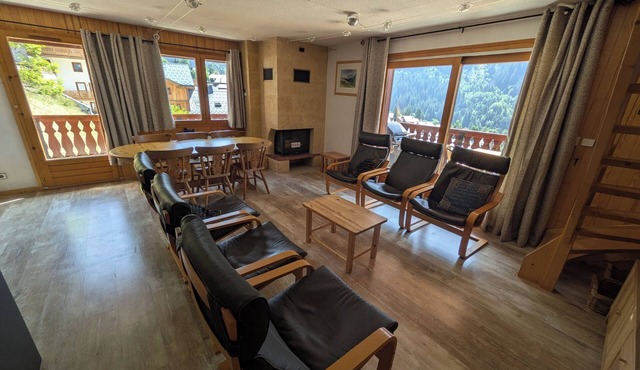 Very Spacious 3 bedroom skiing apartment, 98 sq metres, sleeps 6, near lift.