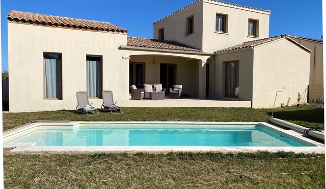 Villa Fleury, Modern Family Villa, Sleeps 6. Private Pool. 10 mins from Beach