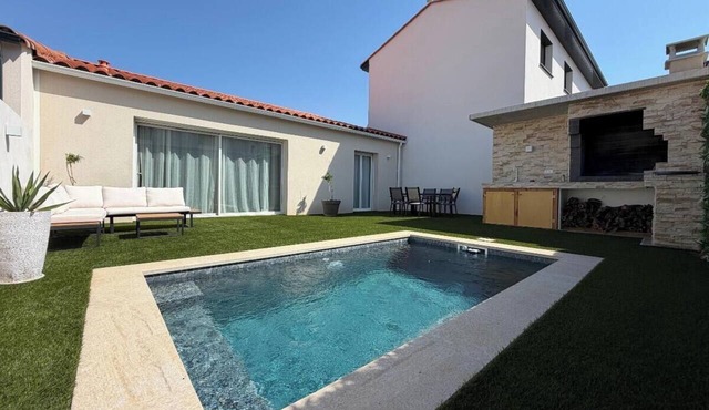 Villa with a pool, sleeps 6 to 7 people in Thuir