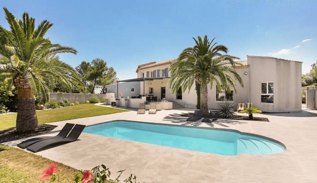Villa with heated pool in a privileged setting