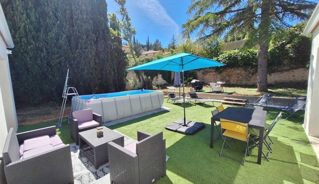 Villa with Pool & Sunny Garden for 6 People in a Quiet Setting