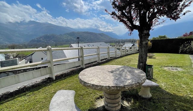Villa with pool overlooking the Pyrenees