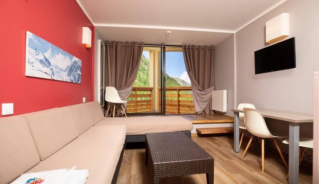Wifi, 50m from shops, swimming pool, sauna, tv, ski locker, 40m², Isola 2000